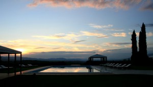 Solnedgang over pool det er Local Living Luksus