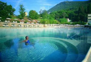 Badesteder. Kvinde i lækker pool i Italien.