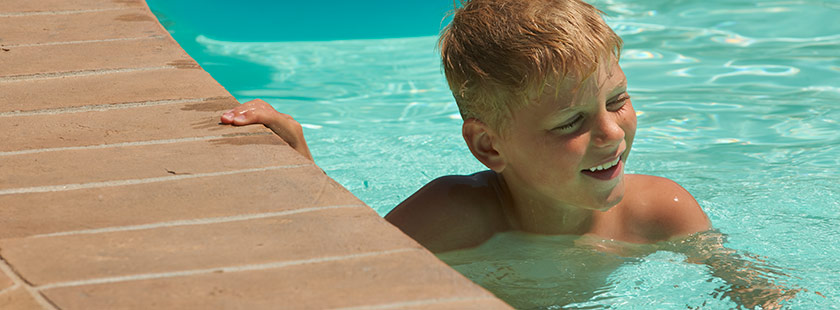 Dreng i en pool