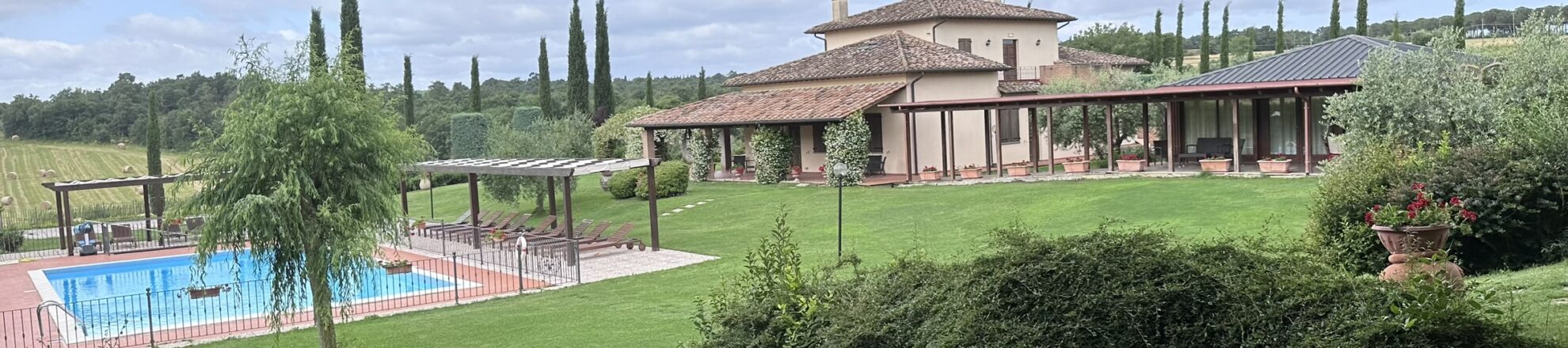 Poolområde ved villa med egen pool i Toscana