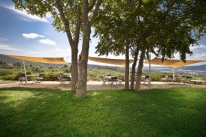 Billedet viser en smuk lokation i Italien. Billedet indeholder en charmerende terasse.