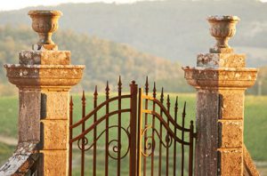 Kør-selv ferie Italien. Billede fra Italien. Billedet viser en gammel metalport med landskab i baggrunden.