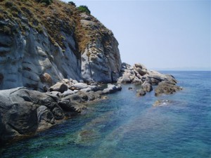 Flot klippevæg med vand i Italien.