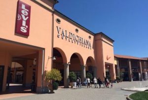 Shopping. Billede af italiensk shoppingcenter. Køb ferie i Italien og besøg shoppingcentret.