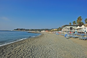 Stranden i Savona i Italien, smuk strand med liggestole langs vandet.