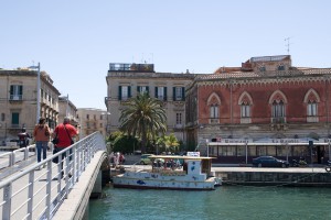 Bybillede fra Siracusa i Italien. Siracusa i Italien. Feriedestination Italien. Sommerferie i Sicilien. Ferieboliger nær Siracusa. Kultur i Sicilien.