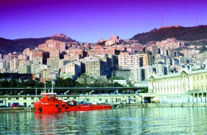 Fartøj i Genova. Smuk arkitektur i baggrunden. Italienske bygninger.