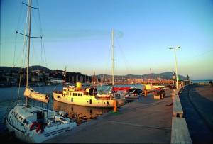 Billede af havnen i Imperia i smuk solnedgang.