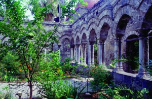 Arkitektur i Palermo. Smuk bygning med buer og beplantning.