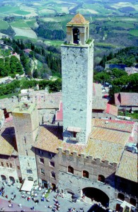 Billede af kirke i San Gimignano i Italien.