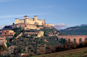 Borg i Spoleto i Italien. Omringer af smuk italiensk natur.