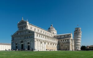 Det skæve tårn i Pisa. Ferie i Pisa. Feriedestination Italien. Sommerferie i Italien. Ferieboliger nær Pisa. Sightseeing i Pisa. Norditalien. Byen ved Arno-floden.