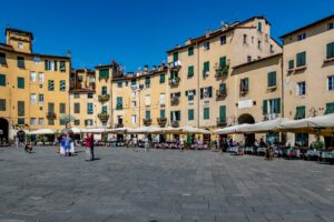 Lucca Italien. Feriedestination. Sommerferie i Italien. Feriebolig nær Lucca. Sightseeing i Lucca. Norditalien.