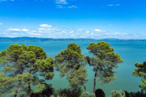 Trasimenosøen i Italien. Trasimenosøen Italien. Feriedestination Italien. Sommerferie i Umbrien. Ferieboliger nær Trasimenosøen. Kultur i Umbrien.