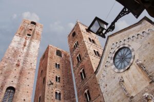 Albenga Cathedral. Savona i Italien. Feriedestination Italien. Sommerferie i Ligurien. Ferieboliger nær Savona. Kultur i Ligurien. Palmerivieraen.
