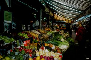 Salg af frugt og grøn på markeder i Toscana
