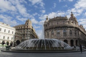 piazza de ferrari. Genova i Italien. Feriedestination Italien. Sommerferie i Ligurien. Ferieboliger nær Genova. Kultur i Ligurien. Christoffer Columbus’ hjemby.