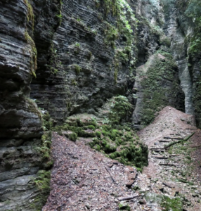 Gola dell'Infernaccio. Helvedeskløften i Sibillini. Sibillini i Italien. Feriedestination Italien. Sommerferie i Umbrien. Ferieboliger nær Sibillini. Kultur i Umbrien.