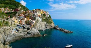 Cinque Terre i Italien. Feriedestination Italien. Sommerferie i Ligurien. Ferieboliger nær Cinque terre. Kultur i Ligurien. Bådehavnen i Vernazza.