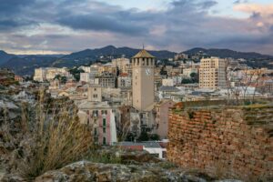 Savona i Italien. Feriedestination Italien. Sommerferie i Ligurien. Ferieboliger nær Savona. Kultur i Ligurien. Palmerivieraen.