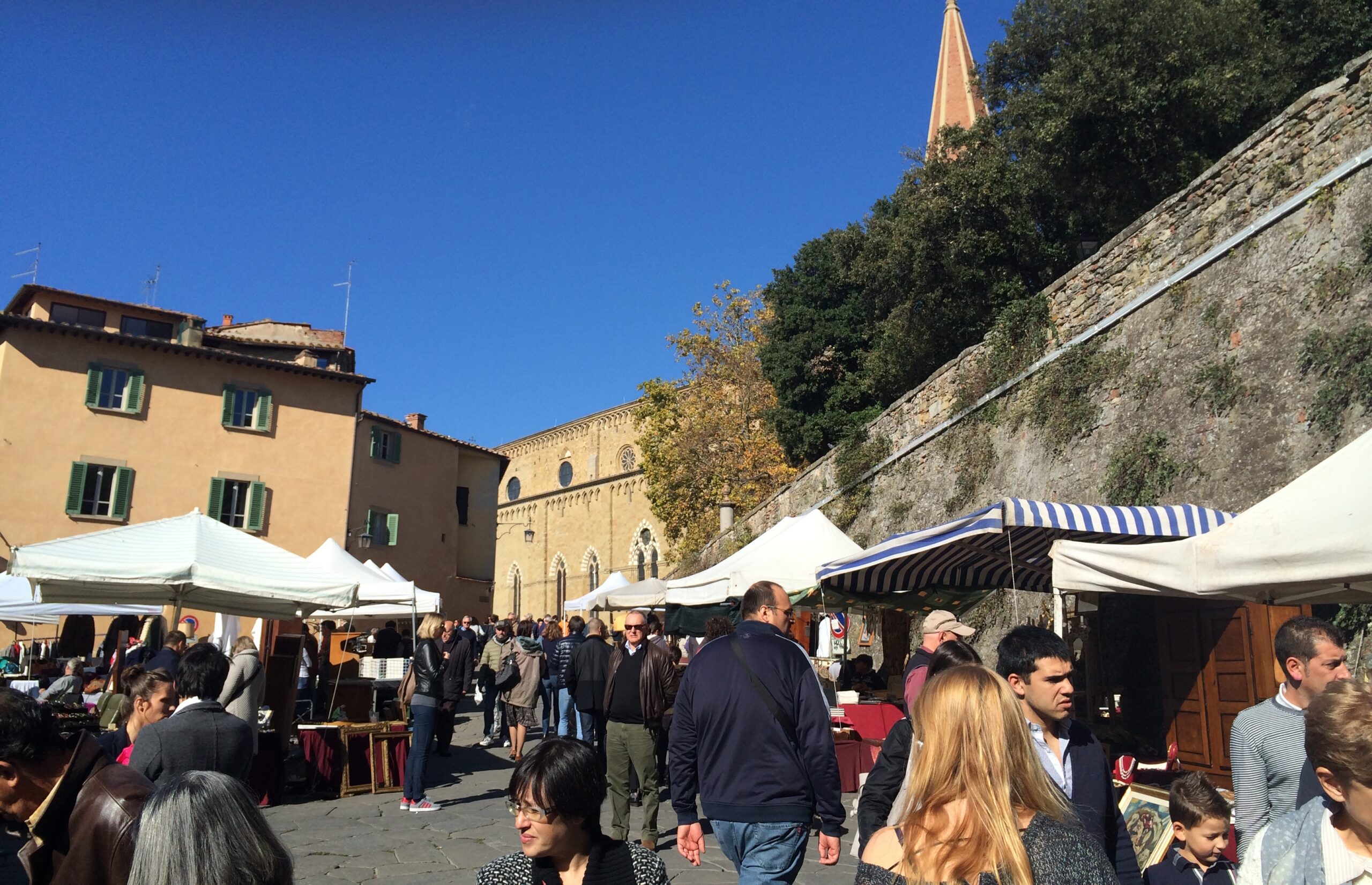Markedet midt i Lucca på en helt almindelig hverdag