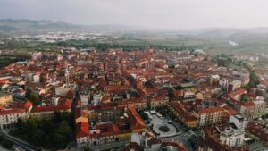 Alba i Italien. Feriedestination Italien. Sommerferie i Piemonte. Ferieboliger nær Alba. Sightseeing i Alba.