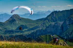 Paragliding over bjergene i Italien.