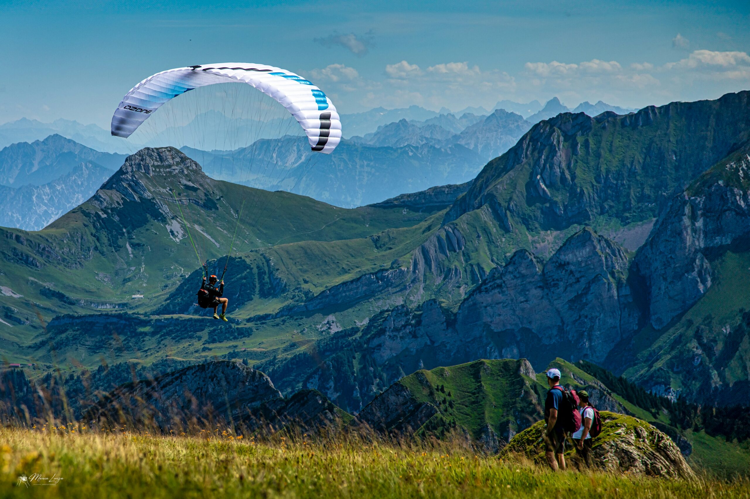 Paragliding over bjergene i Italien.